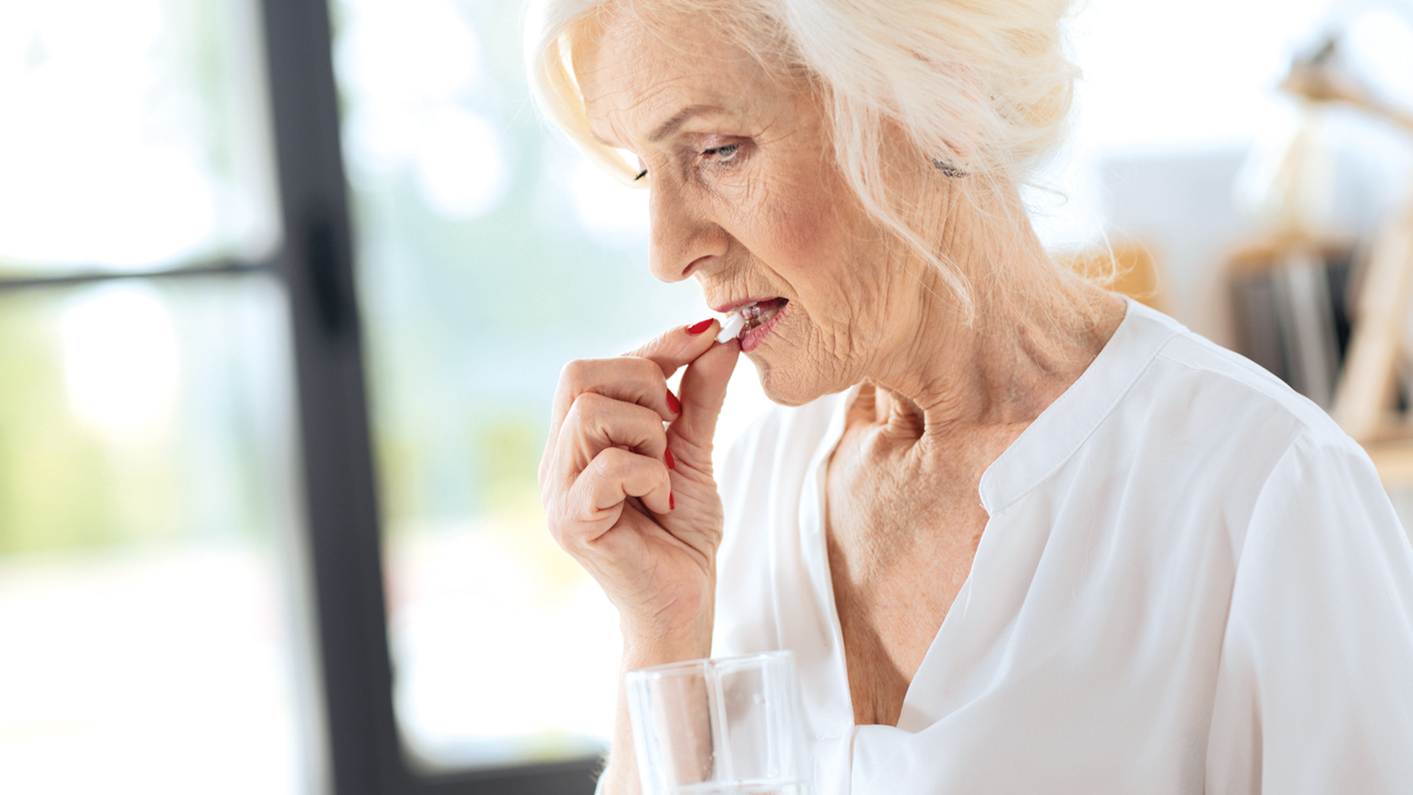 aspirin-older-woman